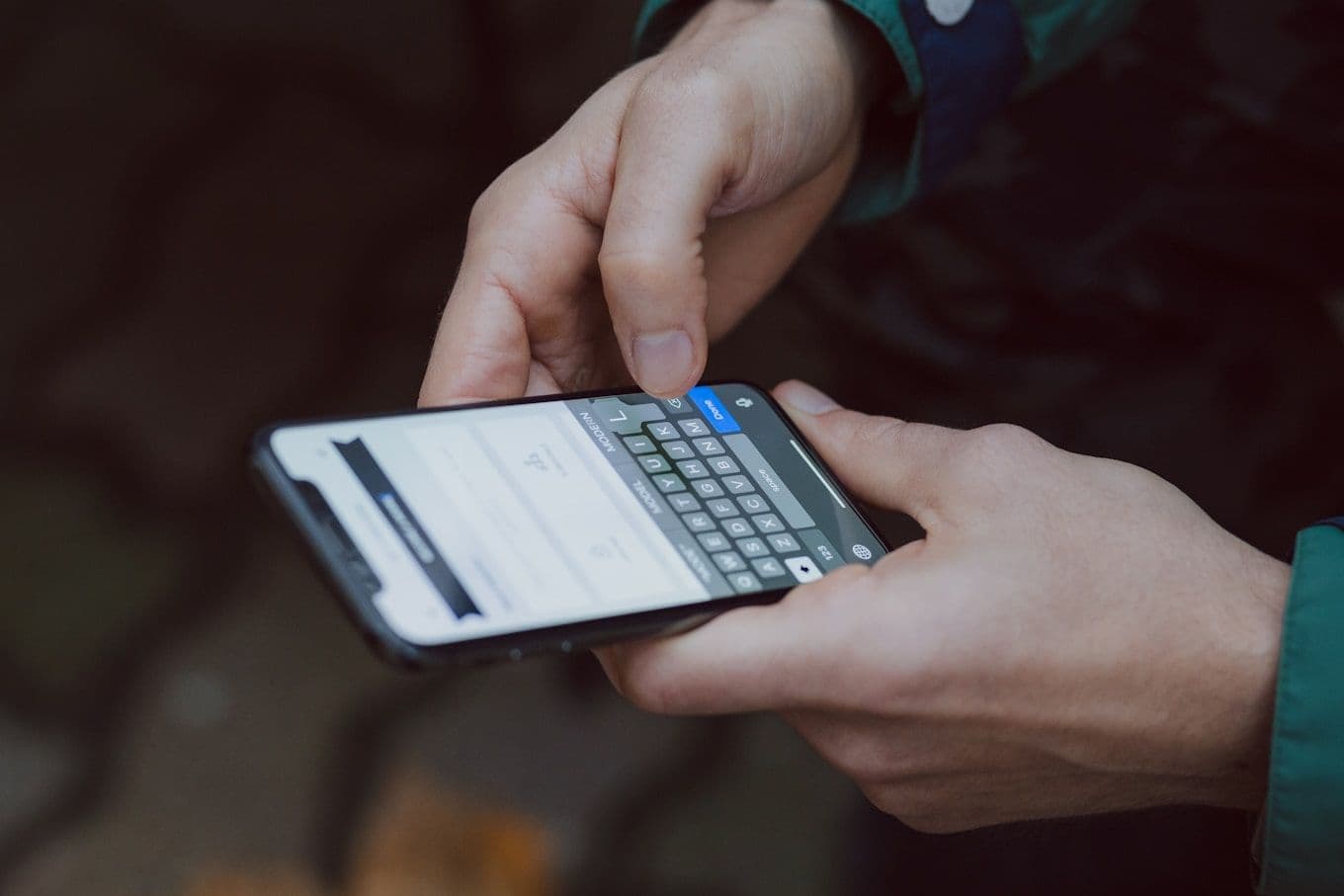 Gast stuurt een bericht via WhatsApp tijdens het verblijf